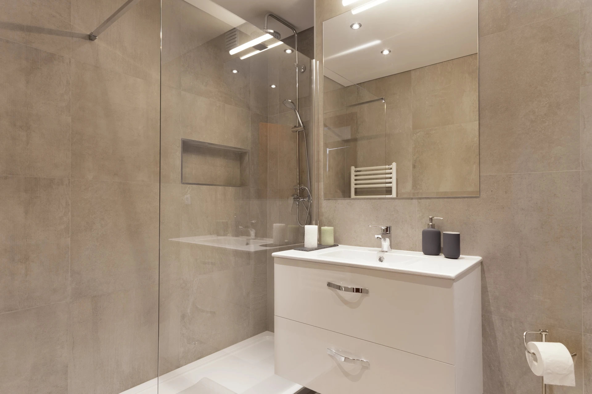 Salle de bain moderne avec douche à l'italienne équipée de parois vitrées et colonne de douche chromée