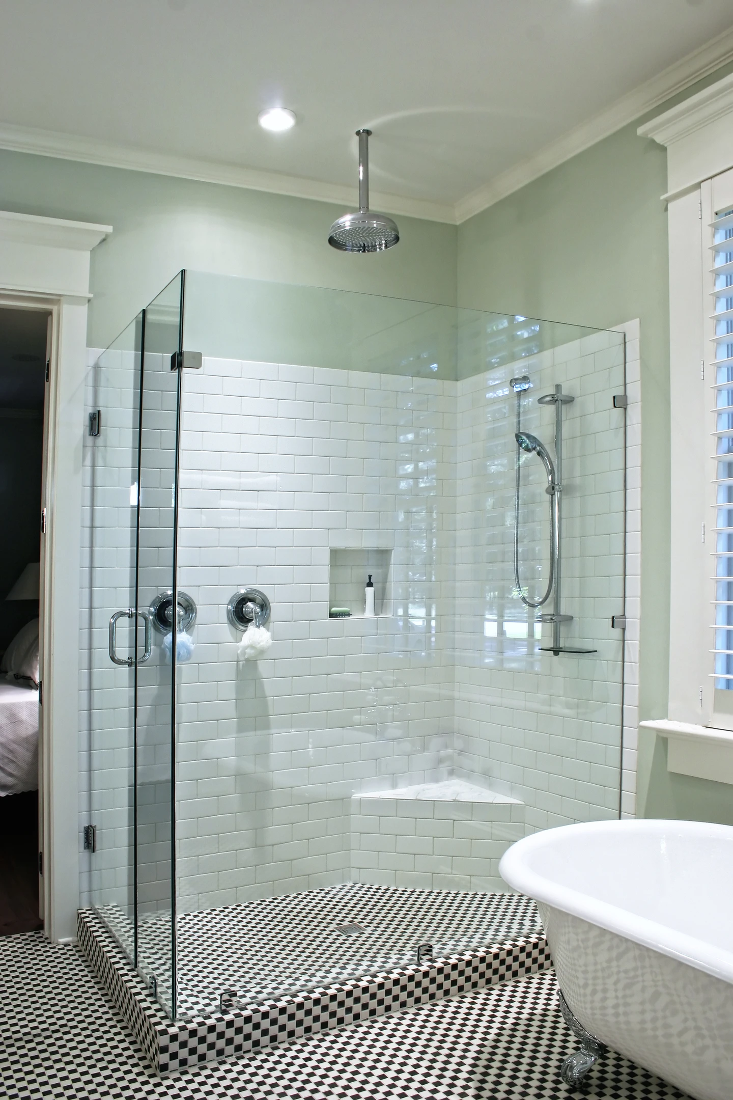 Salle de bain moderne avec douche à l'italienne vitrée et baignoire îlot blanche