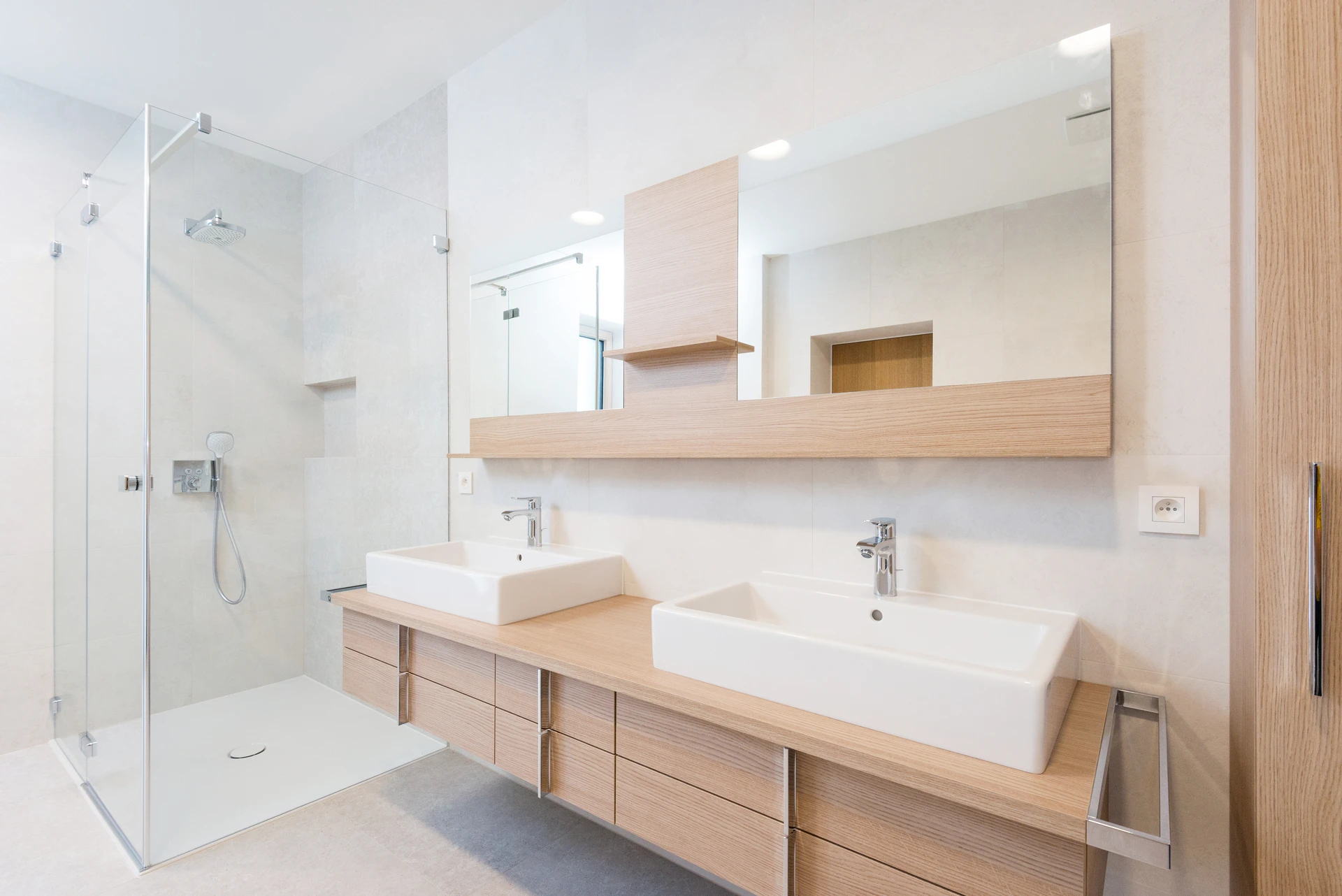 Salle de bains moderne avec douche à l'italienne et double vasque