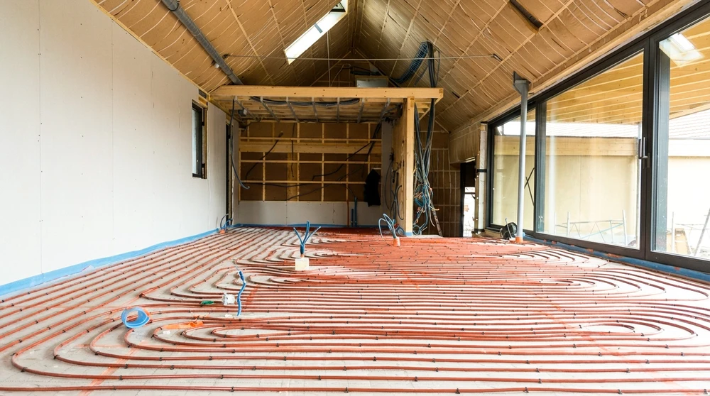 Chantier intérieur d'une maison à ossature bois, toiture en pignon