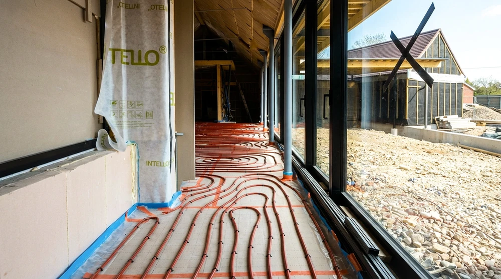 Chantier de construction résidentielle en cours, vue intérieure d'un couloir